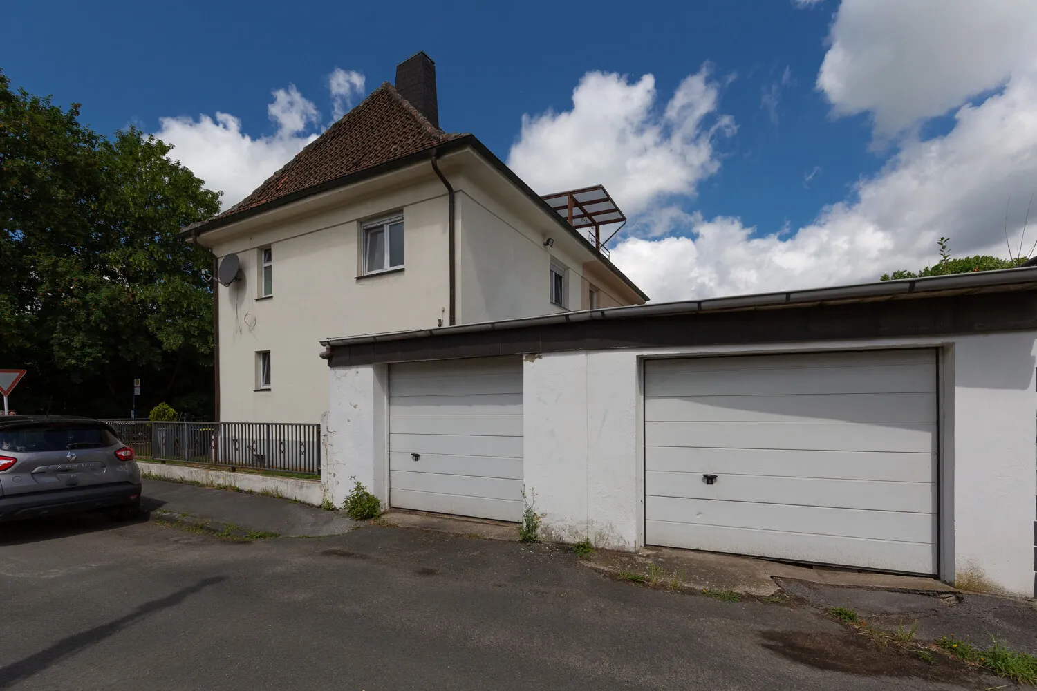 Aussenansicht und Garagen