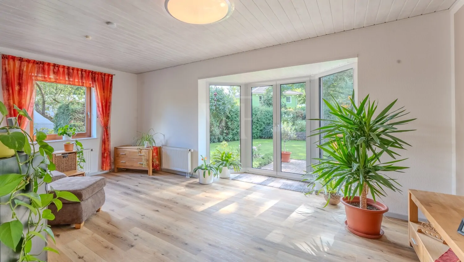 lichtdurchfluteter Wohnbereich