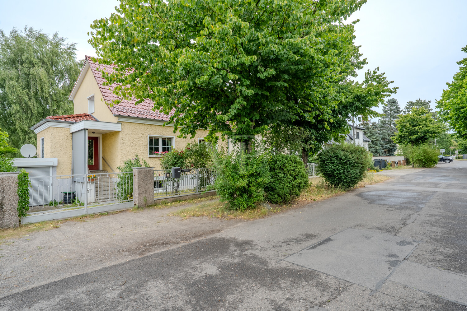 straßenseitige Ansicht