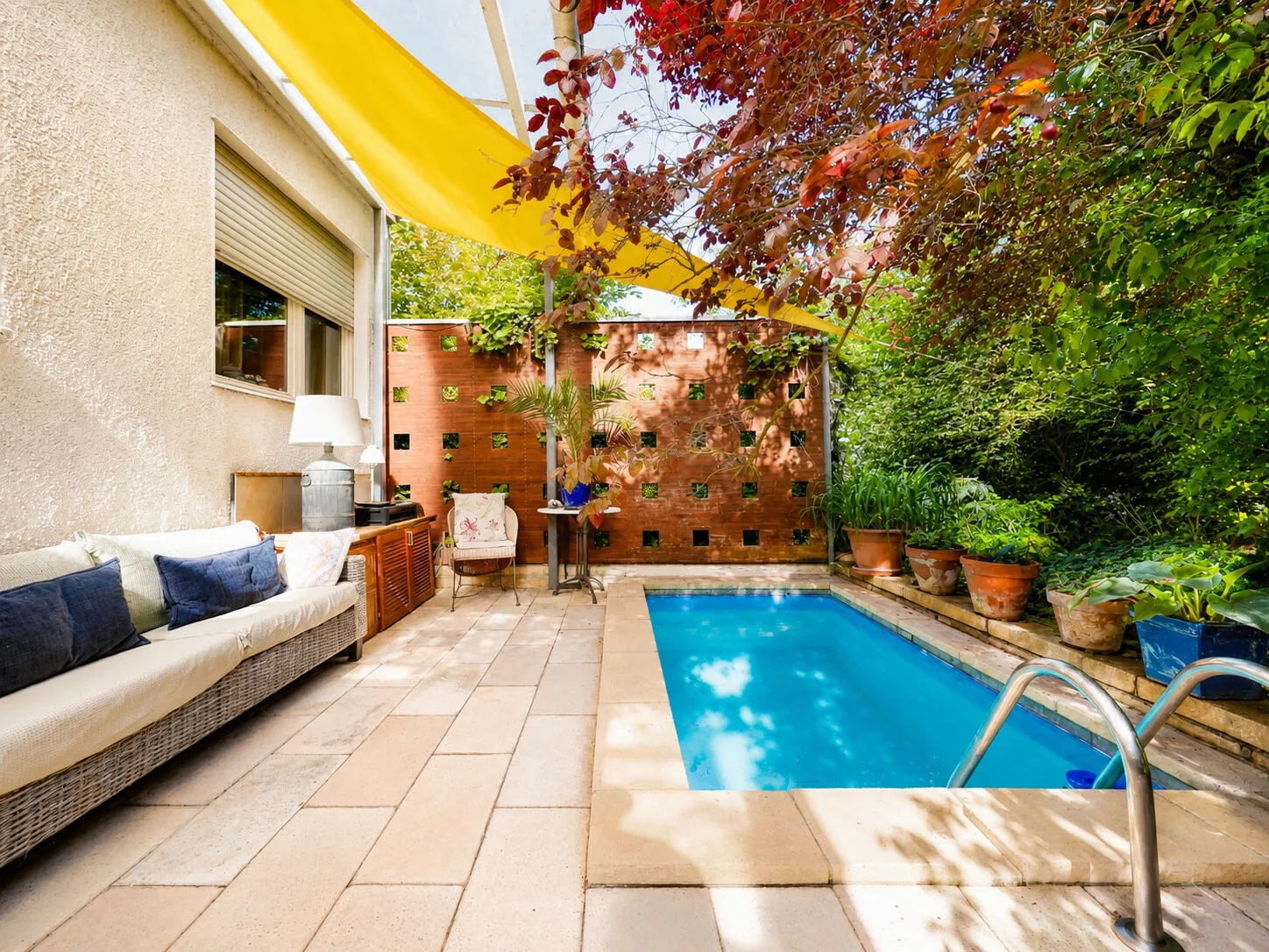 Terrasse mit Pool und Sommerküche