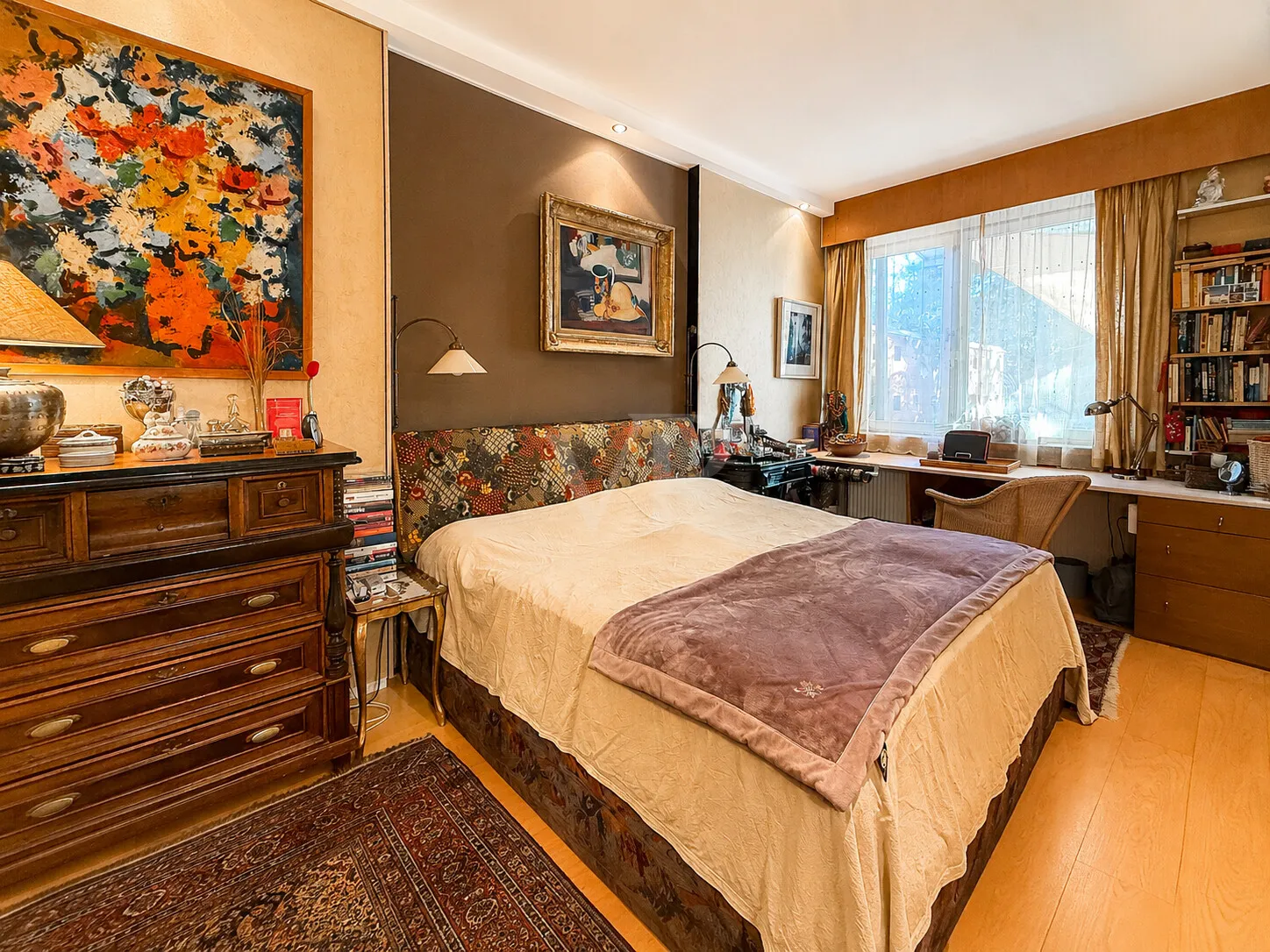 helles Schlafzimmer mit Blick in den Garten im Erdgeschoss