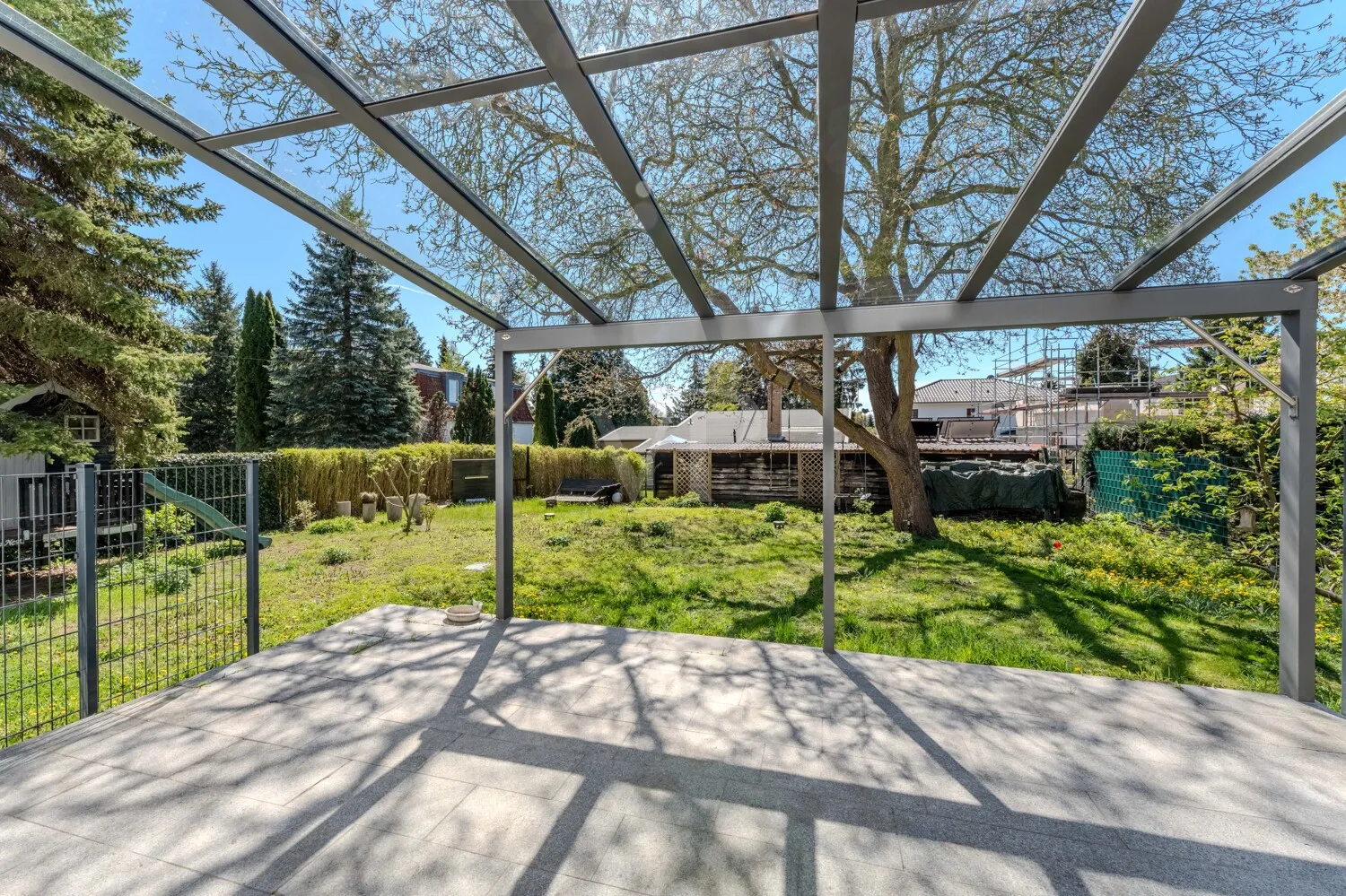 Terrasse mit Blick zum Garten