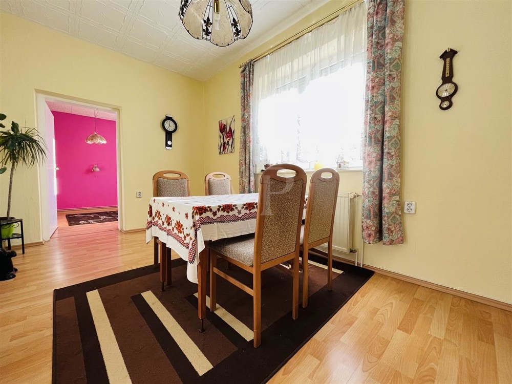 Esszimmer mit Blick ins Schlafzimmer