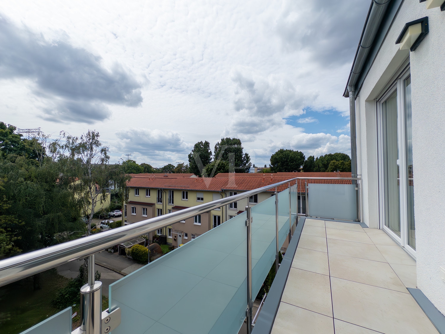 sonniger Südbalkon im Untergeschoss