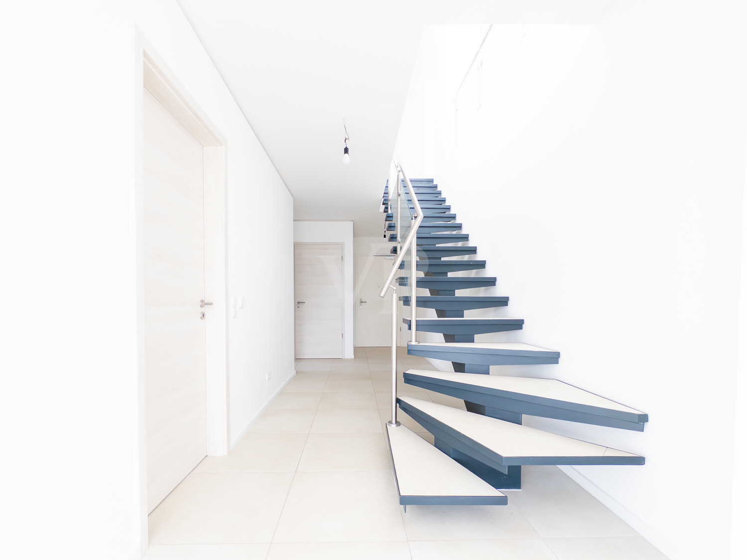 moderne Treppe zum Obergeschoss