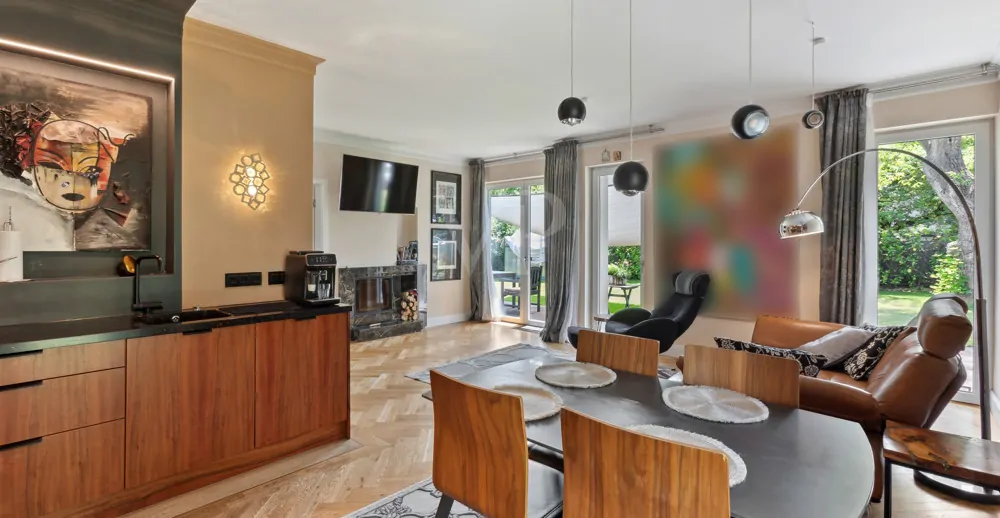 Blick Richtung Wohnbereich mit Kamin