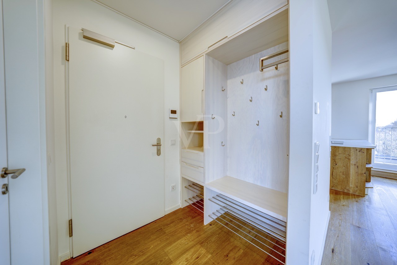 Diele mit Einbau-Garderobe