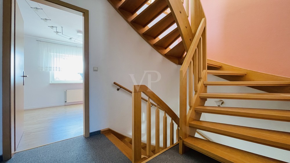 hochwertige Holztreppe in das Obergeschoss