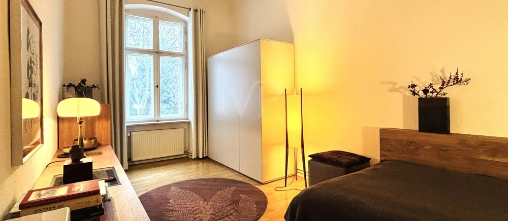 Schlafzimmerblick zum Gartenhof