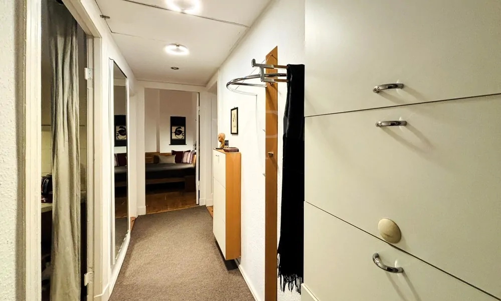 Flur mit Blick zum Schlafzimmer