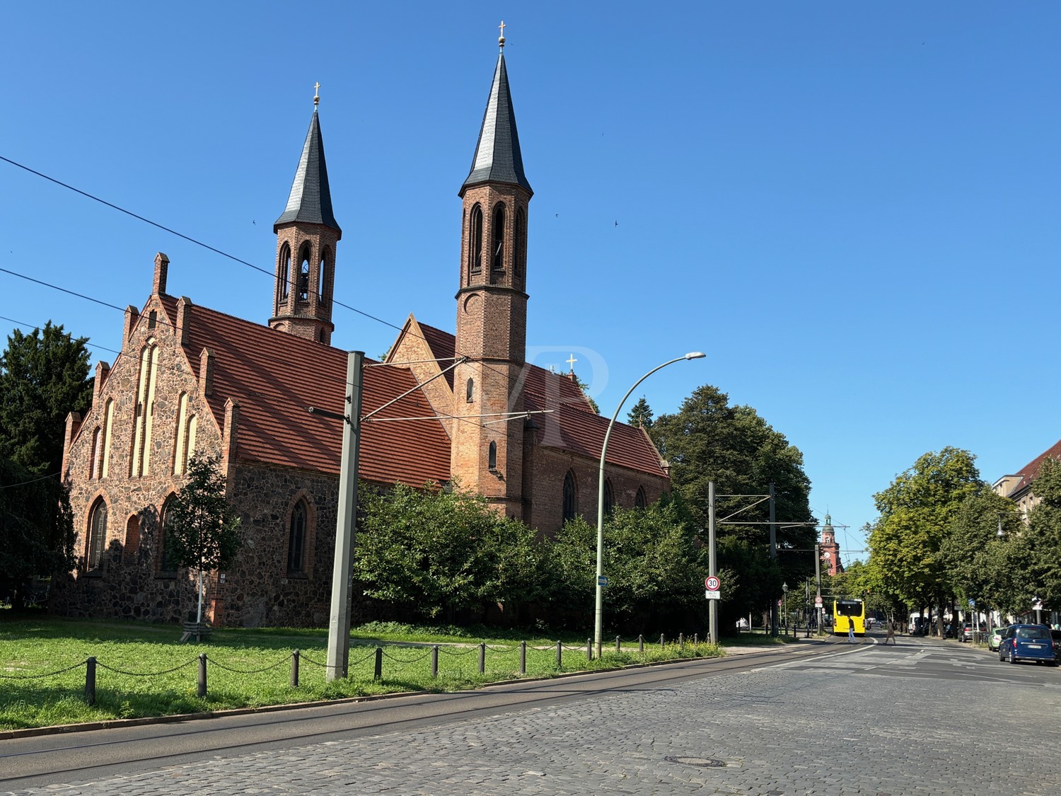 Dorfanger mit alter Pfarrkirche