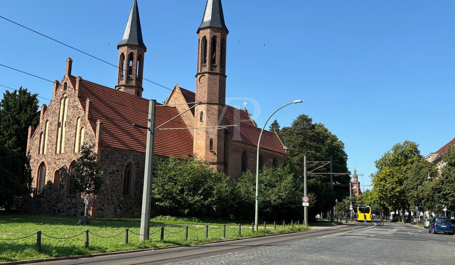 Dorfanger mit alter Pfarrkirche