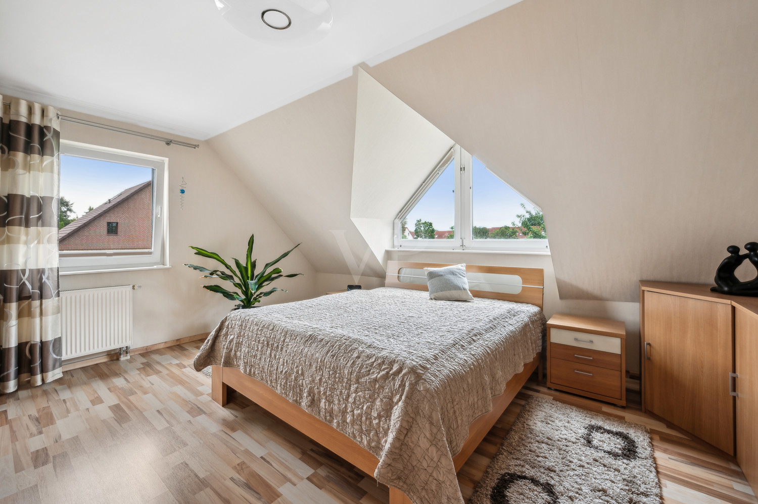 Schlafzimmer im OG mit schönem Erker