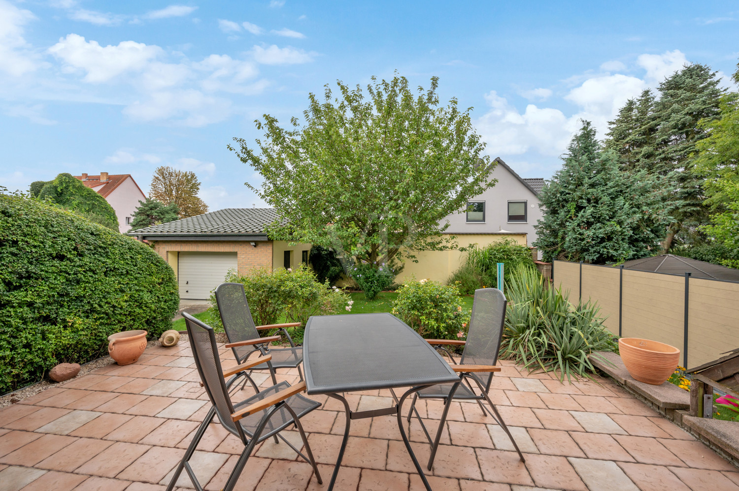 Terrasse mit Blick in den Garten