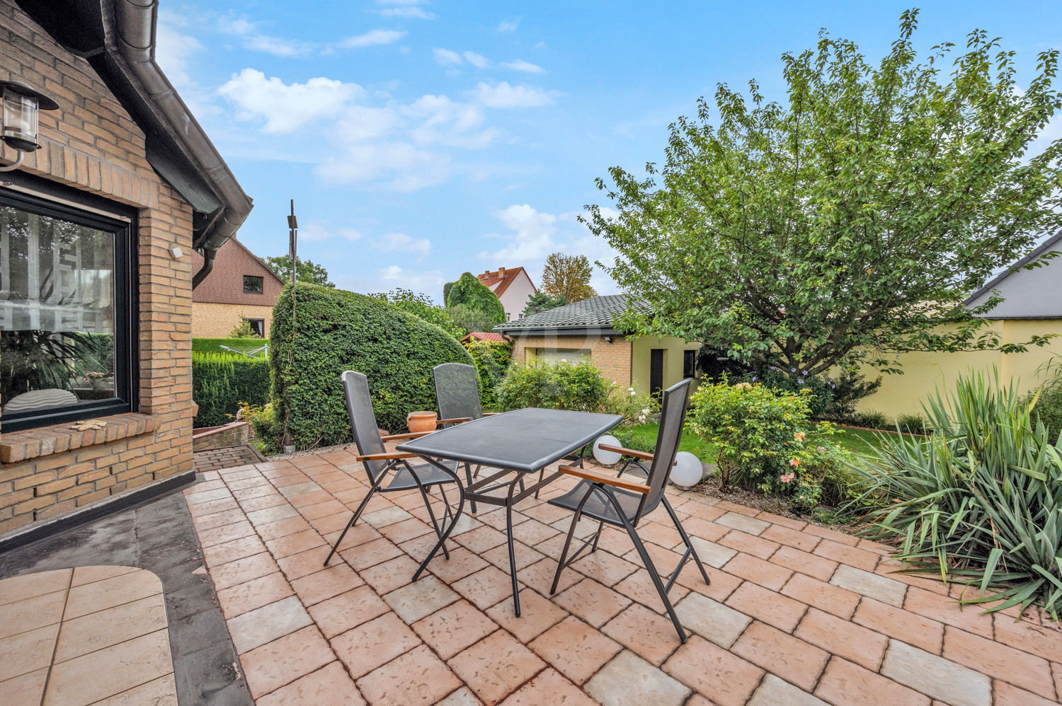 Terrasse mit Blick in den Garten