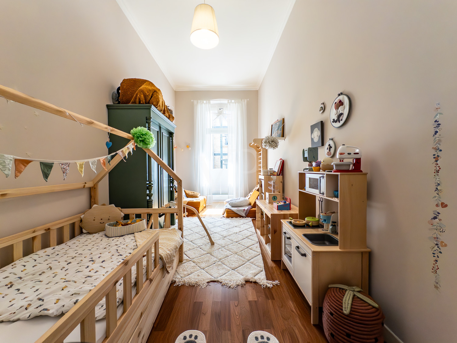 Kinderzimmer mit Balkonzugang