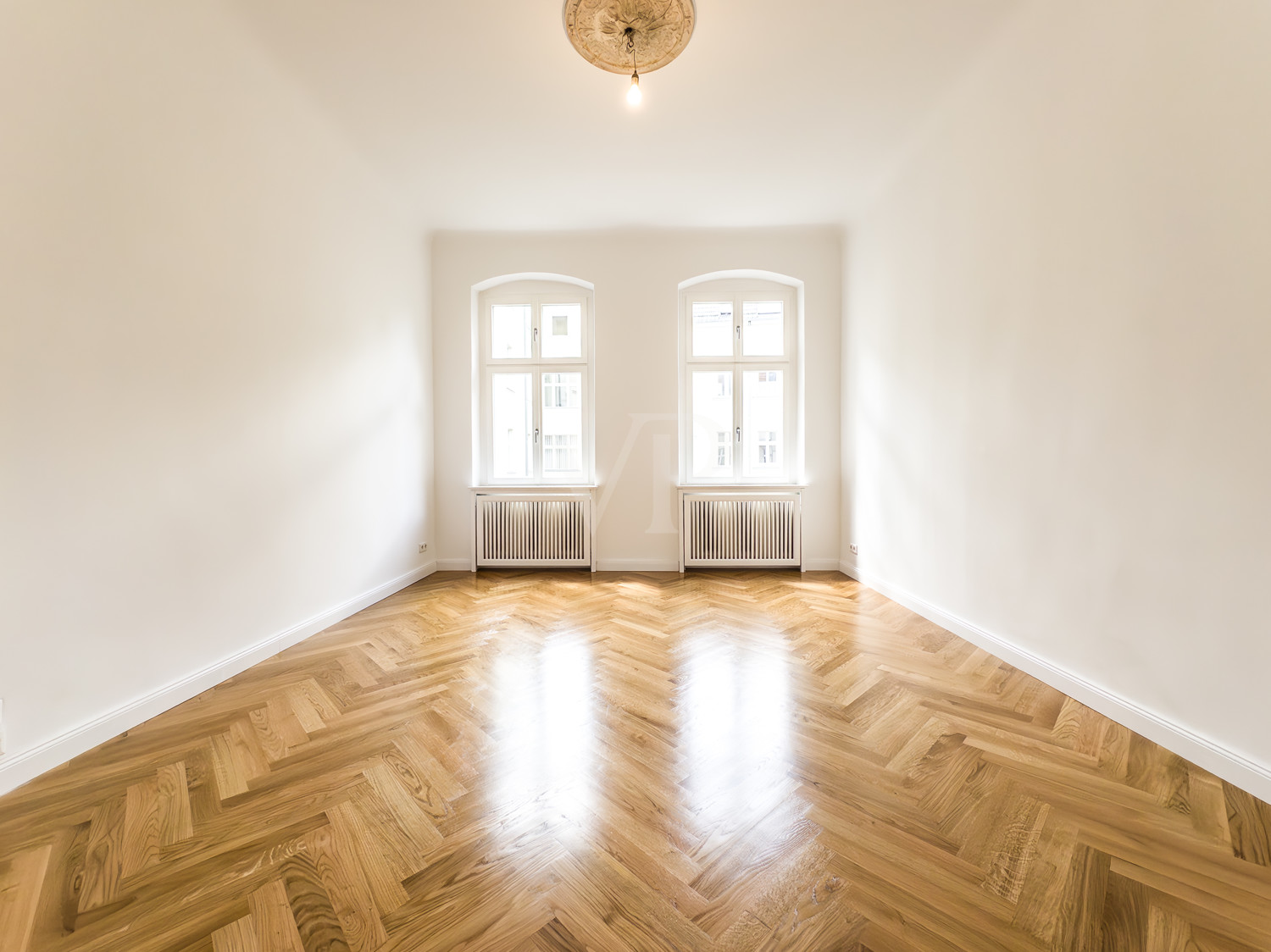 Schlafzimmer mit Ausblick in den begrünten Innenhof