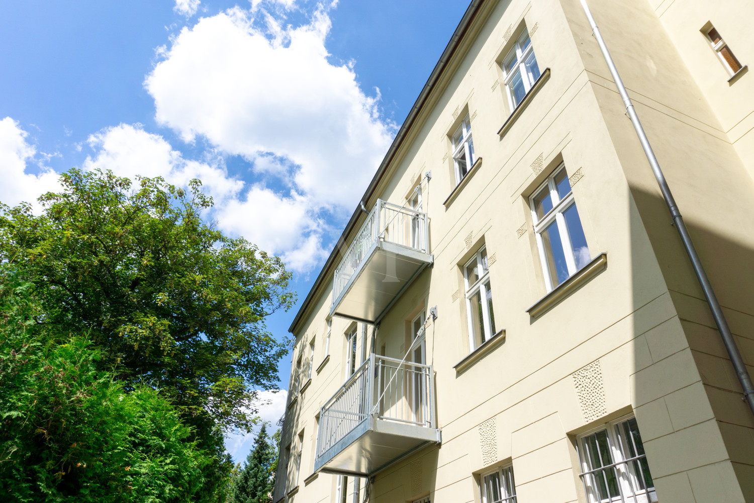 sonniger Balkon zum entspannen