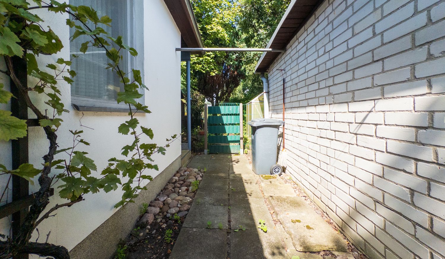 Weg hinter das Haus
