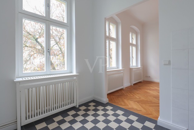 PAX-Holzfenster mit Blick in den begrünten Innenhof