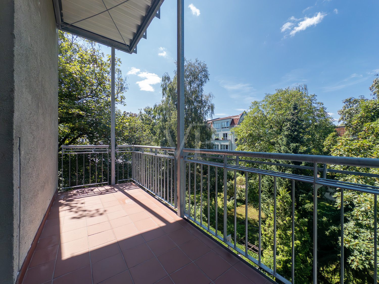 großer Balkon mit Ausblick ins Grüne