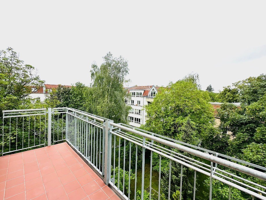 großer Balkon mit Ausblick ins Grüne