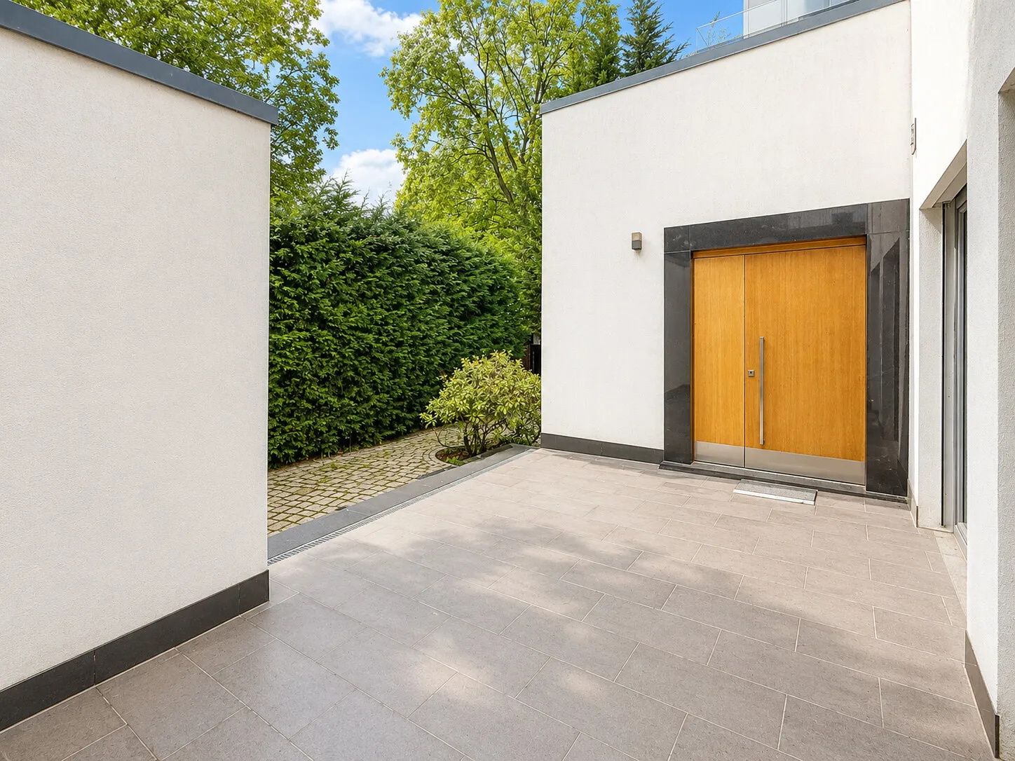 Eingangsbereich mit Terrasse