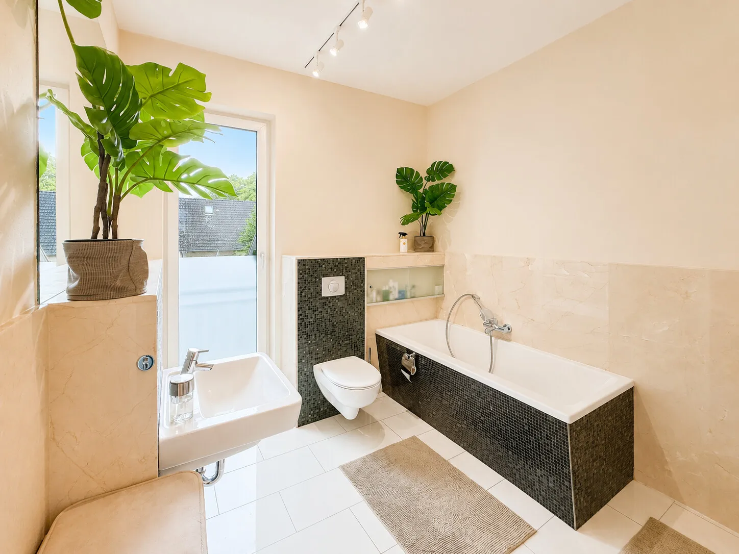 Bad inkl. Dusche und Badewanne