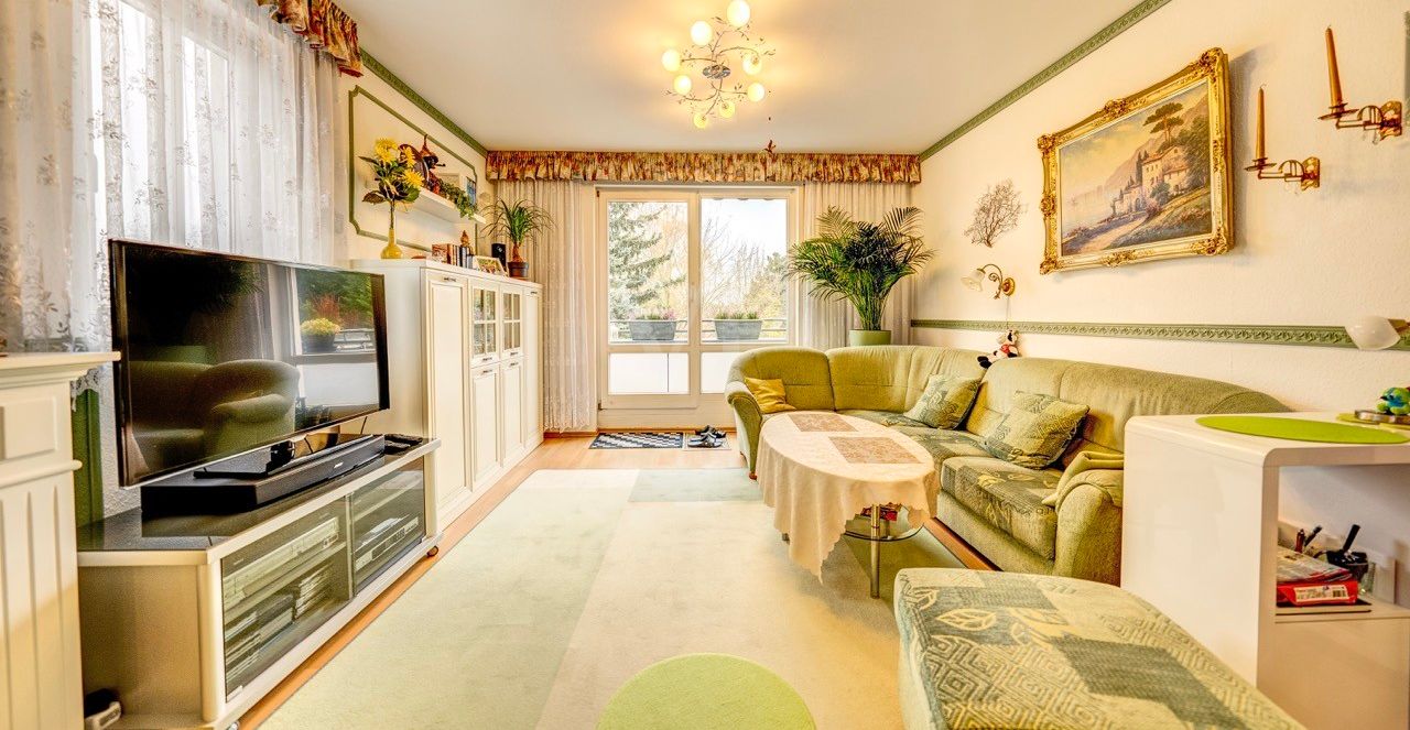 Wohnzimmer mit Zugang zum Balkon