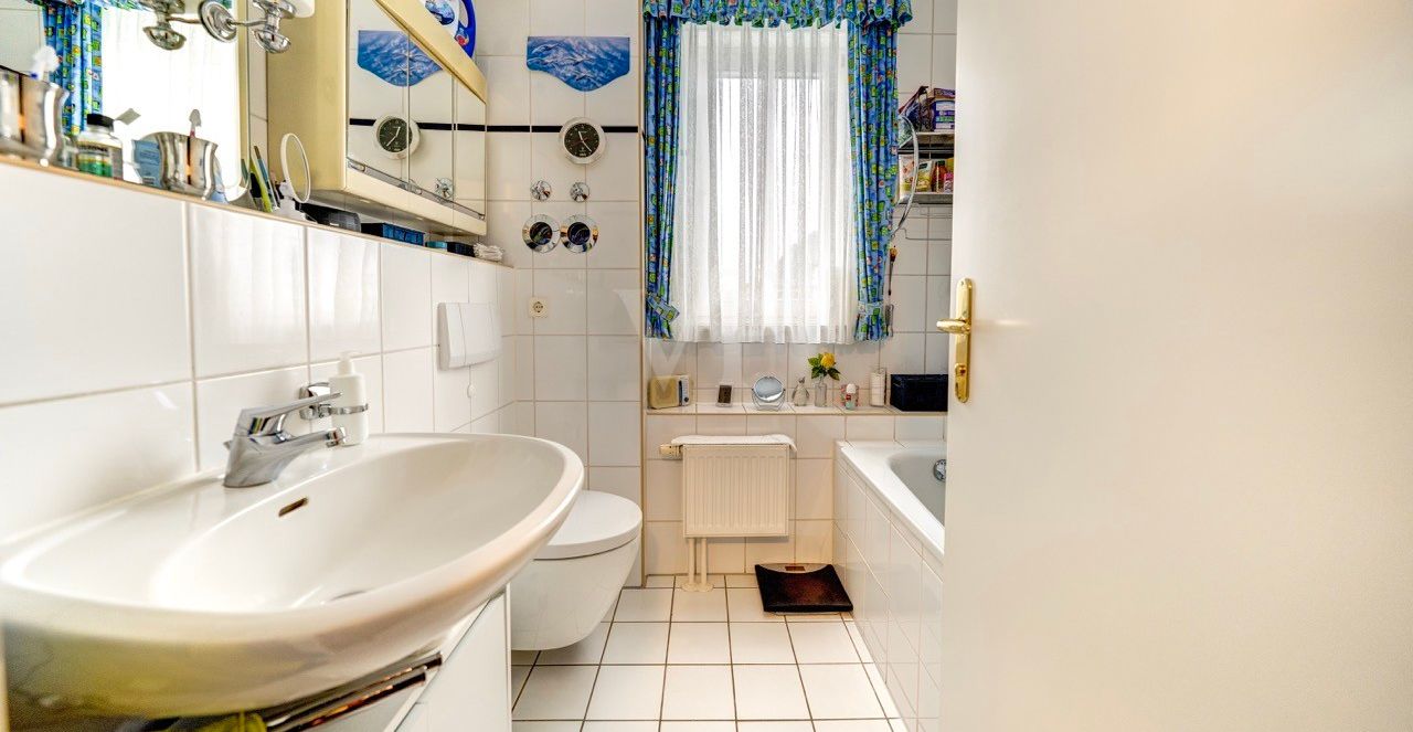 Tageslichbad mit Badewanne