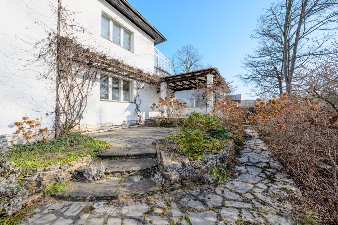 historische Außenanlage mit Terrasse und Pergola