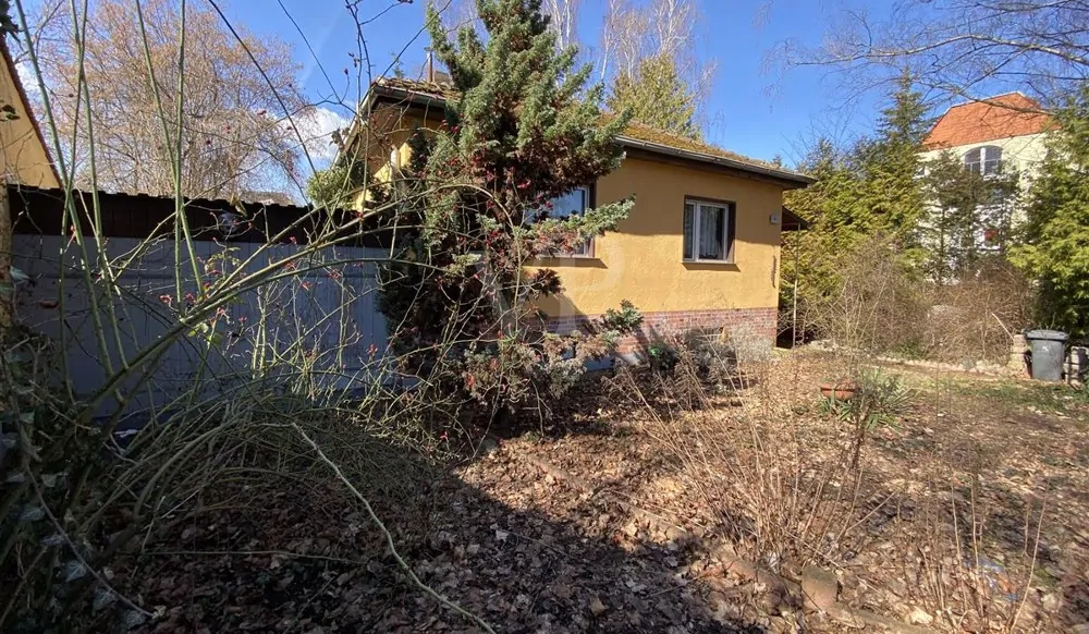 Blick aufs Grundstück mit Nachbarbebauung