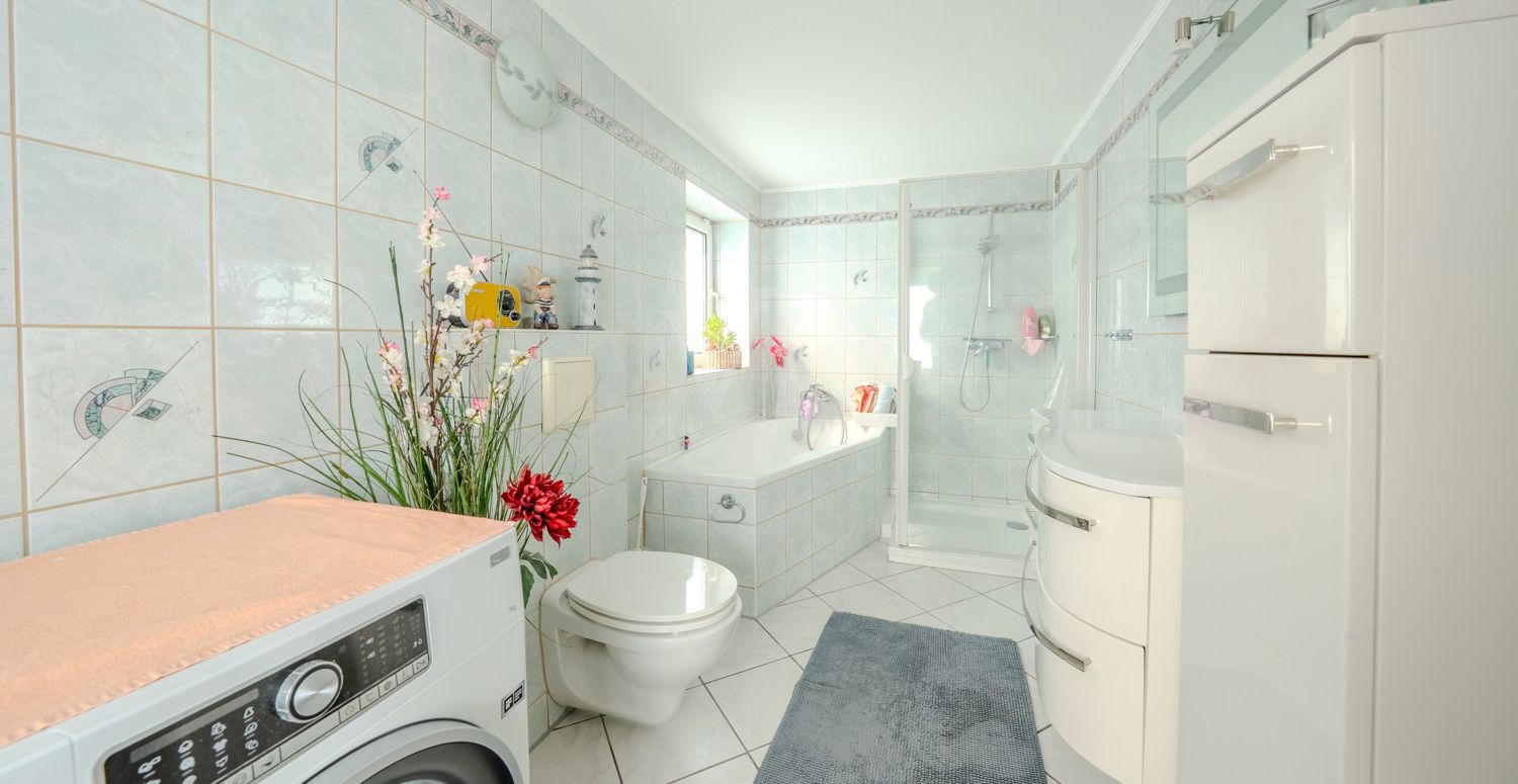 Bad mit Badewanne