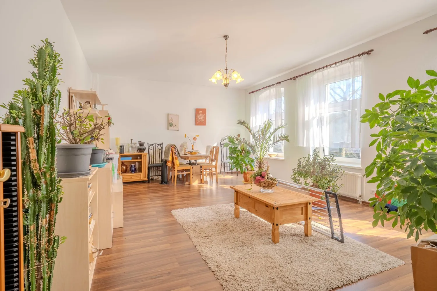 großzügiges Wohnzimmer im 1. Obergeschoss