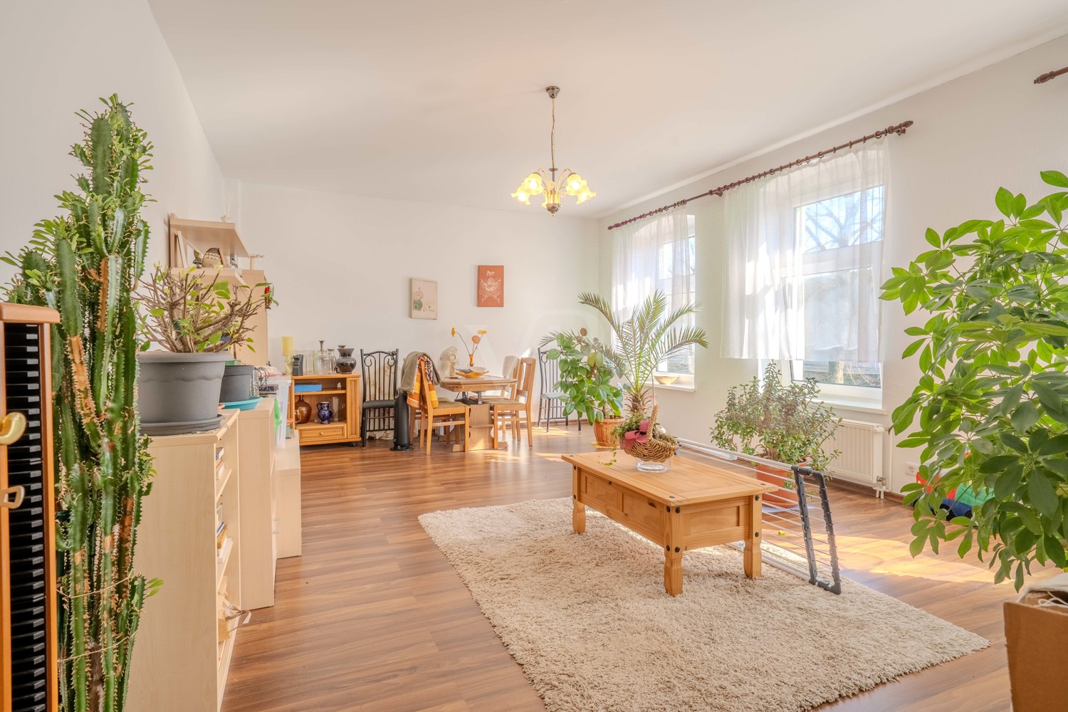 großzügiges Wohnzimmer im 1. Obergeschoss