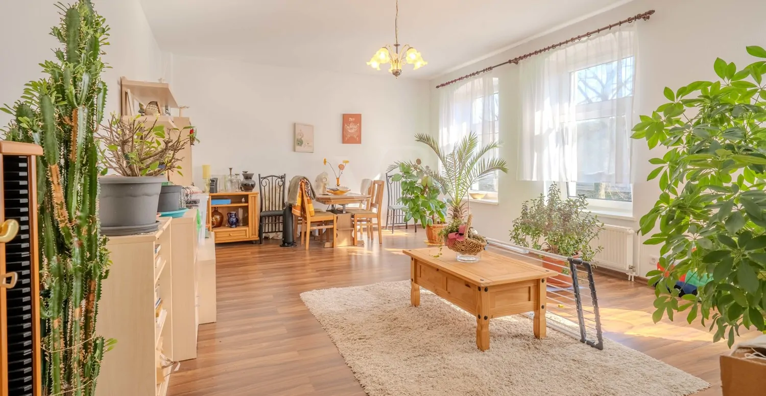 großzügiges Wohnzimmer im 1. Obergeschoss