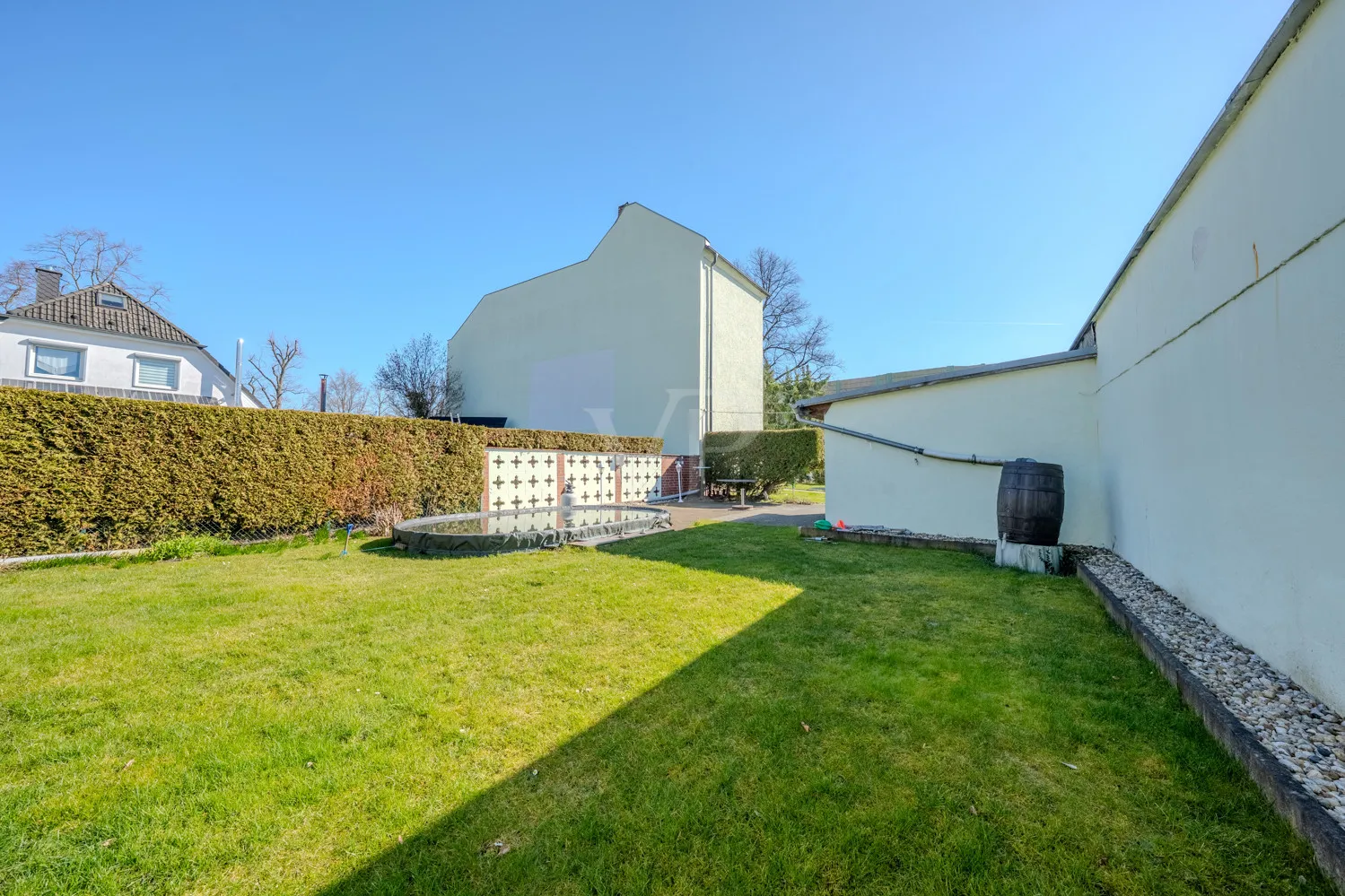 Grundstück mit Pool