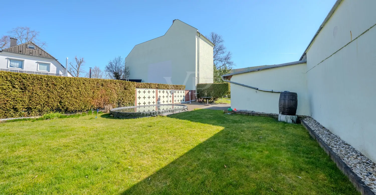 Grundstück mit Pool