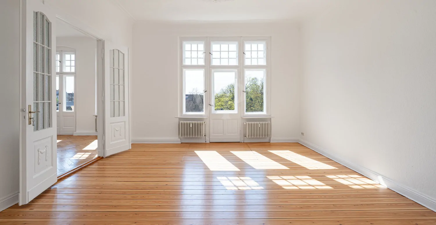 Schlaf-/Arbeitszimmer 1 mit Zugang zum Balkon 1