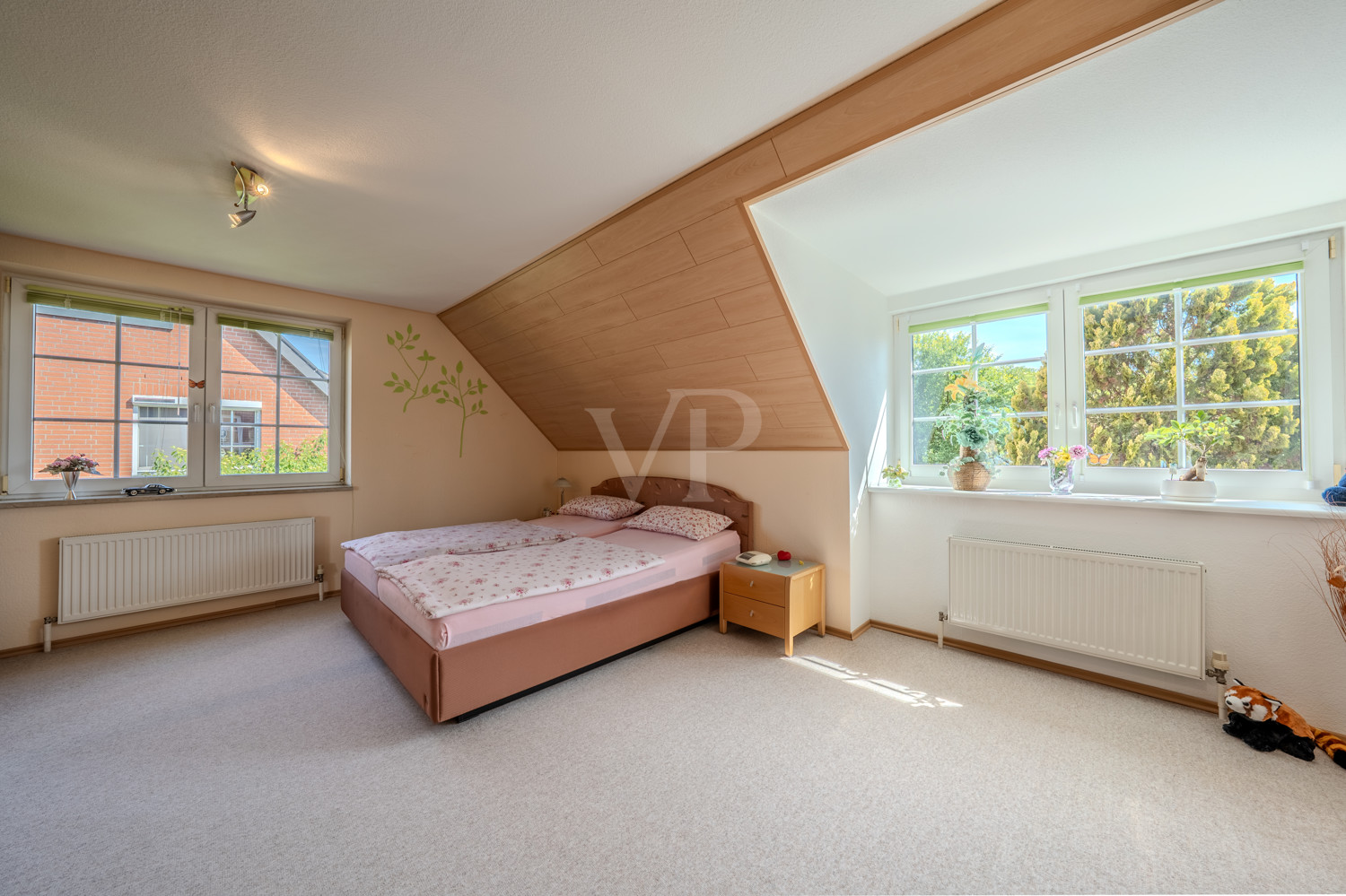 großes lichtdurchflutetes Schlafzimmer