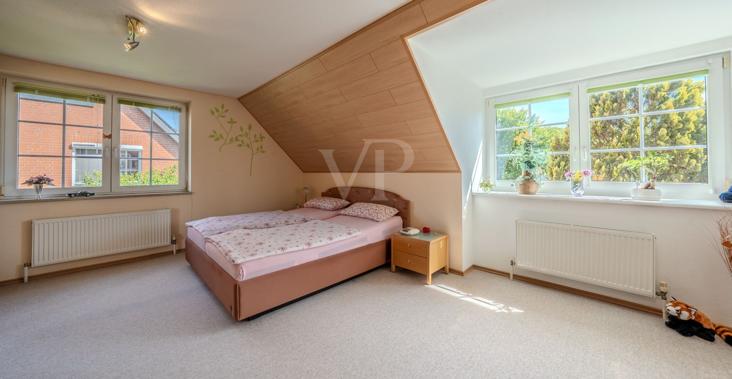 großes lichtdurchflutetes Schlafzimmer