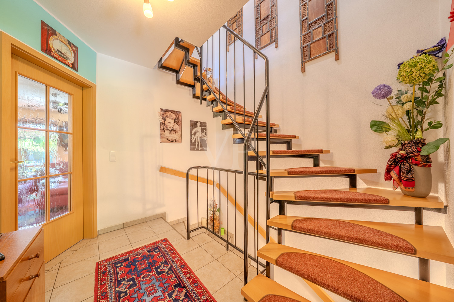 breite Holztreppe ins Dachgeschoss