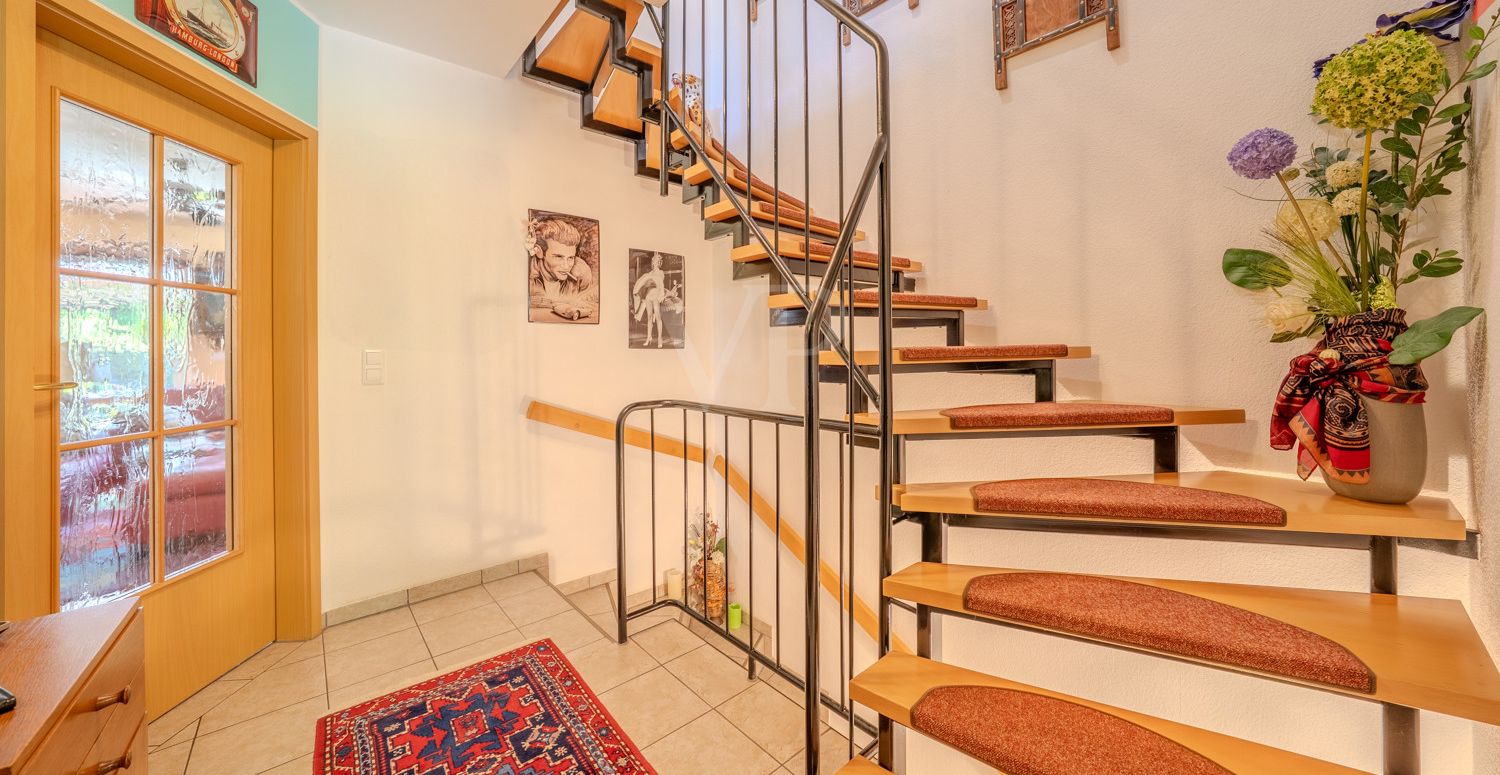 breite Holztreppe ins Dachgeschoss