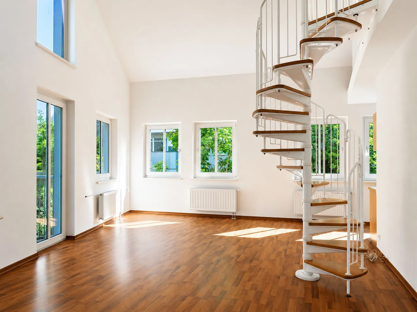 Wohnzimmer mit Wendeltreppe zum Schlafbereich