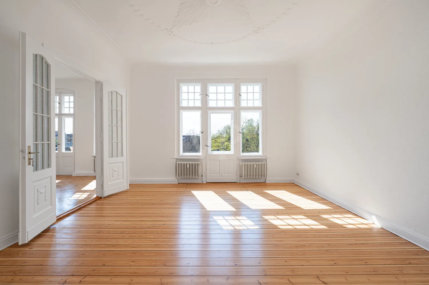 Schlaf-/Arbeitszimmer 1 mit Zugang zum Balkon 1