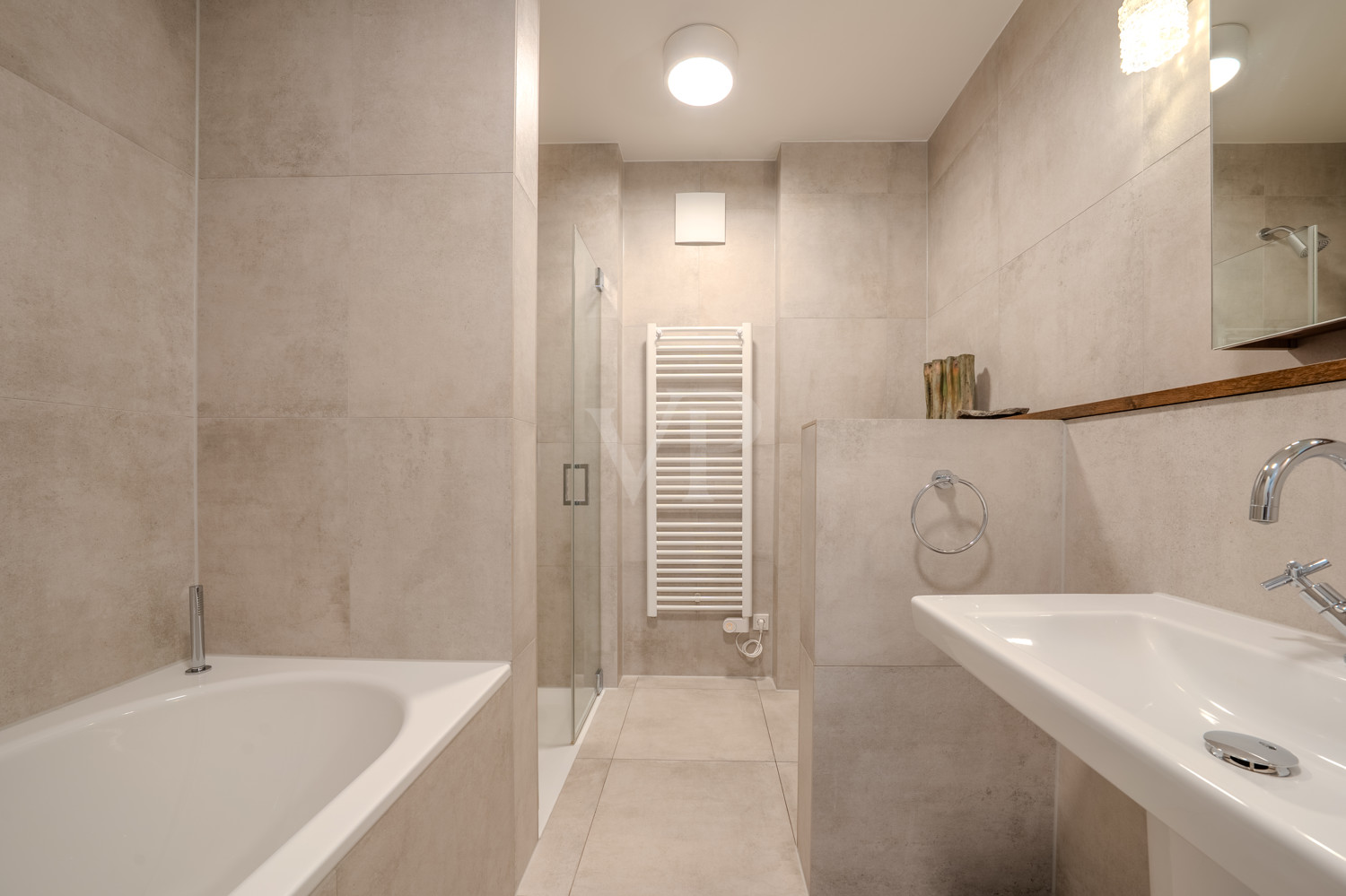 Master-Bad mit Badewanne und Dusche