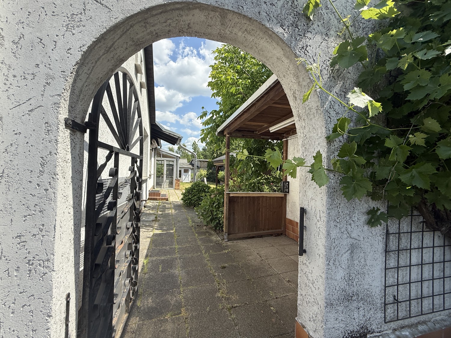 Zugang zum hinteren Teil des Gartens