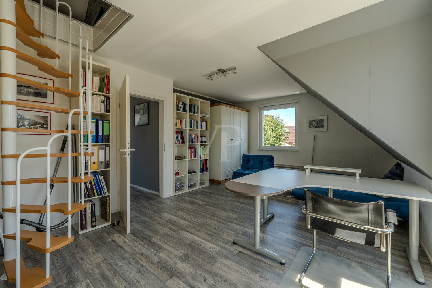 modernes Arbeitszimmer mit Tageslicht
