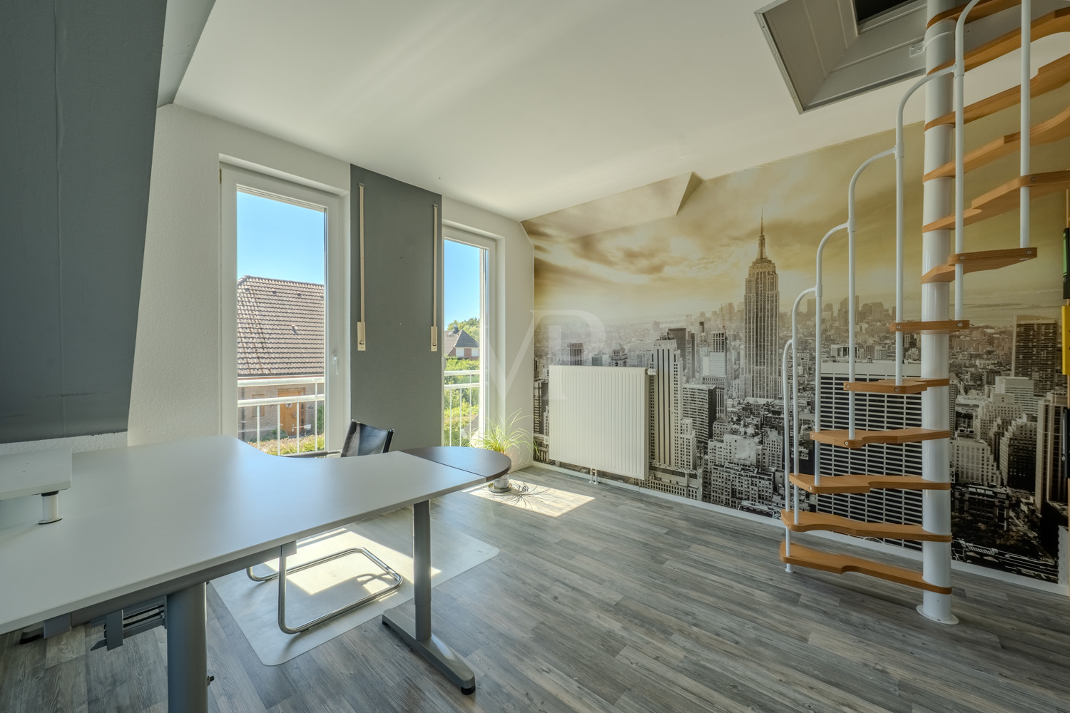 modernes Arbeitszimmer mit Tageslicht