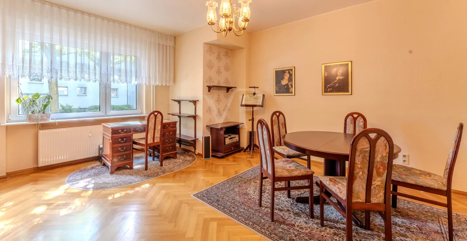 lichtdurchfluteter Wohn-Essbereich